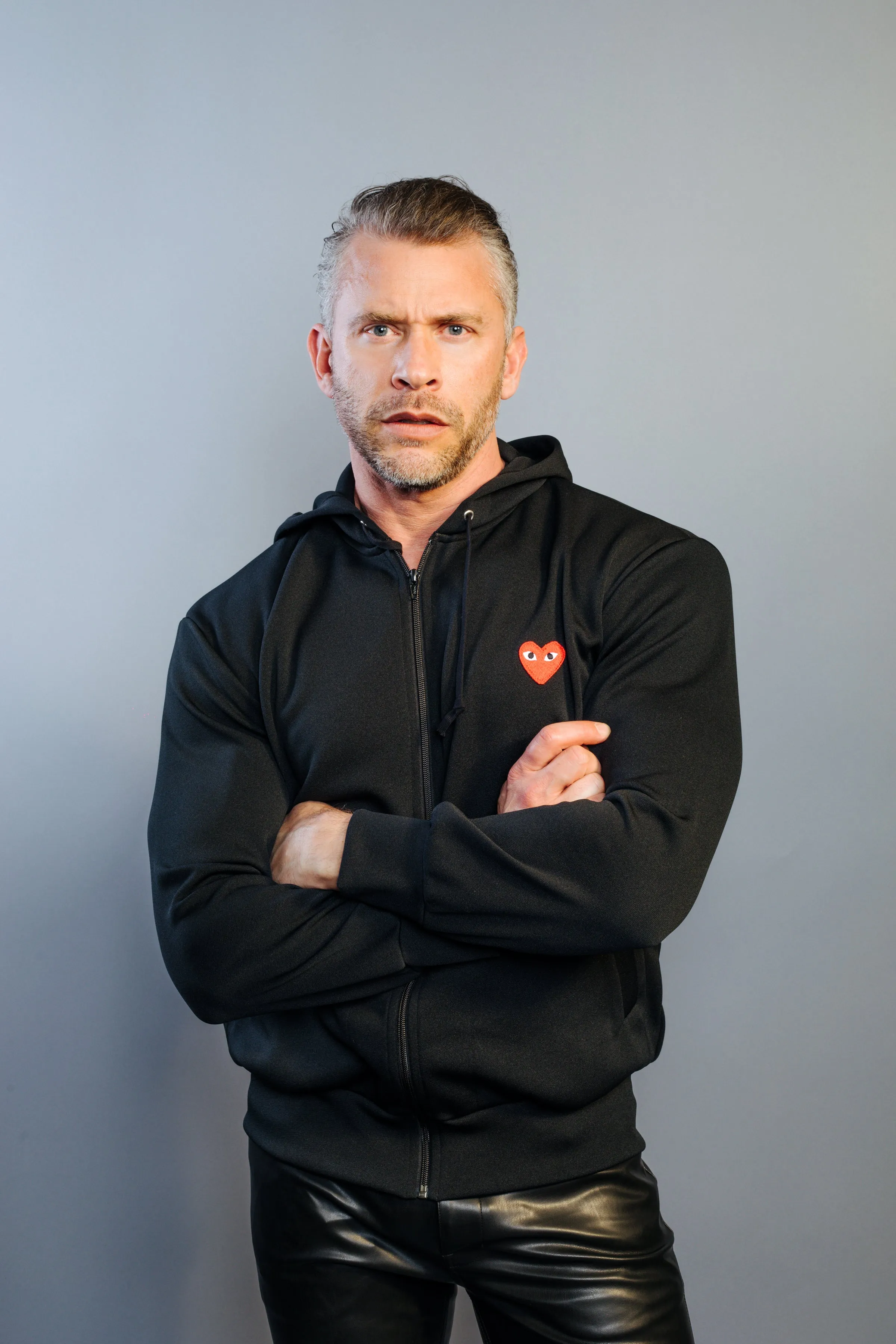 COMME des GARÇONS PLAY BLACK W. RED HEART ZIP-UP HOODIE